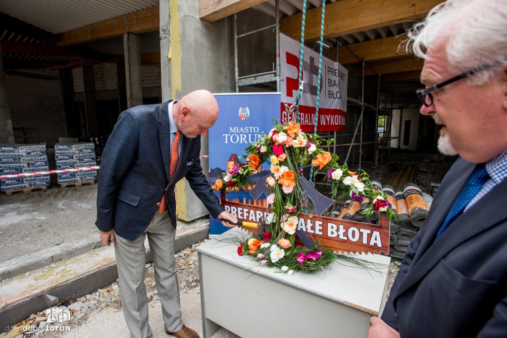 Nad przystanią AZS wisi już wiecha