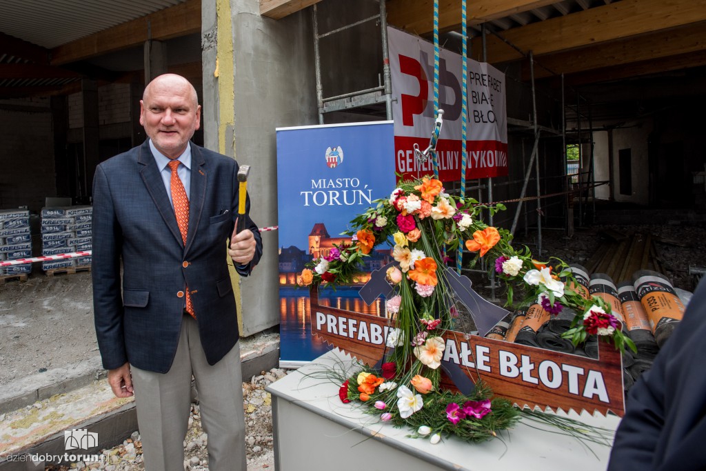 Nad przystanią AZS wisi już wiecha