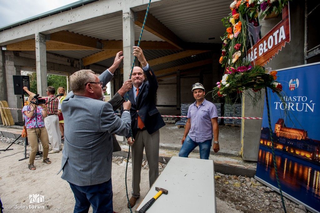 Nad przystanią AZS wisi już wiecha