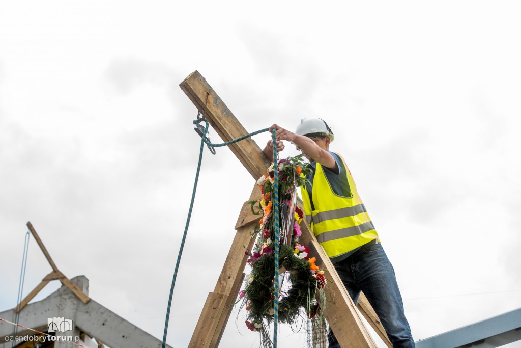 Nad przystanią AZS wisi już wiecha