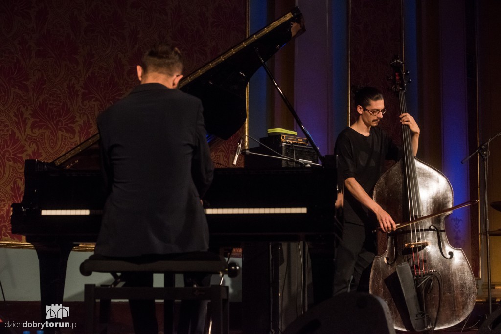 Przedwojenne melodie w Dworze Artusa