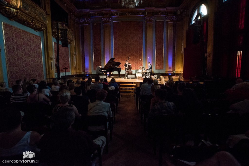 Przedwojenne melodie w Dworze Artusa