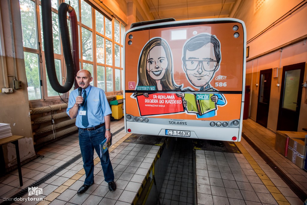Karykatury torunian na autobusie