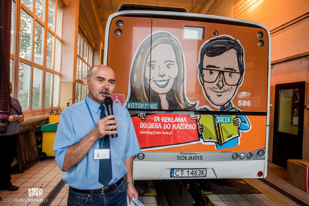 Karykatury torunian na autobusie