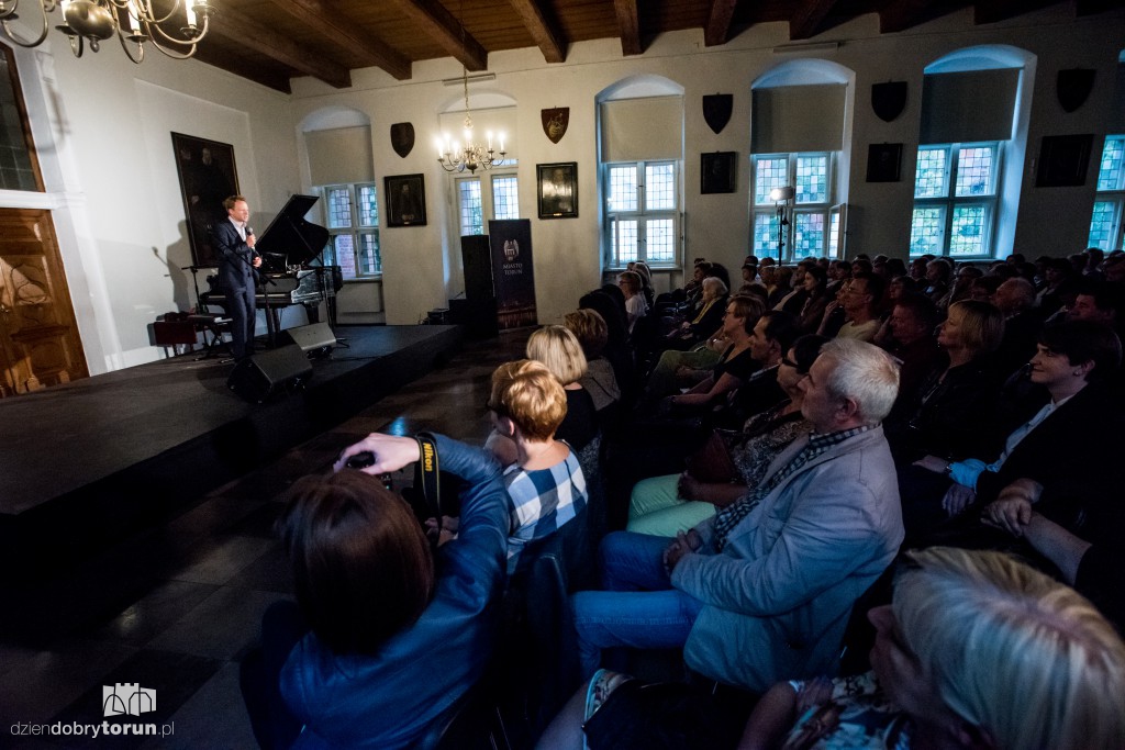 Maciej Stuhr na urodzinach Fundacji Platon