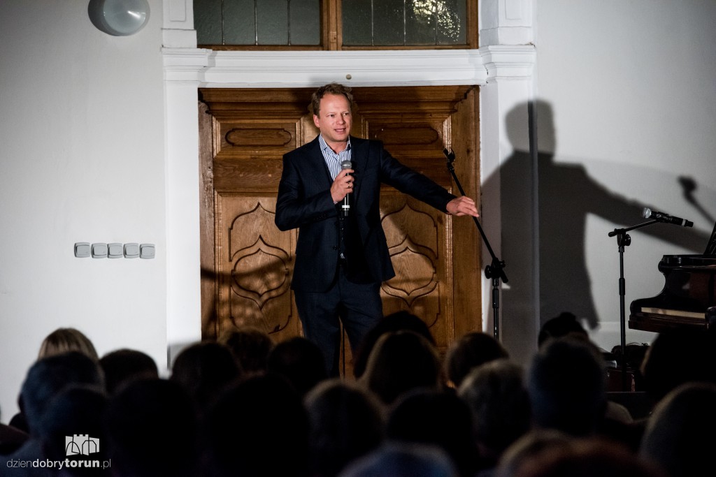 Maciej Stuhr na urodzinach Fundacji Platon