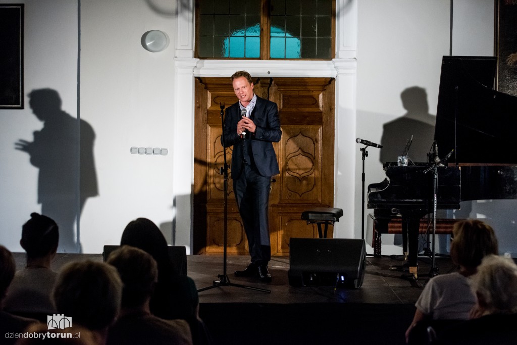 Maciej Stuhr na urodzinach Fundacji Platon