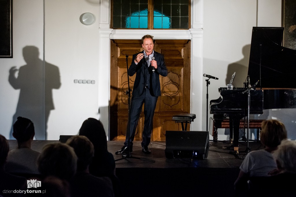 Maciej Stuhr na urodzinach Fundacji Platon