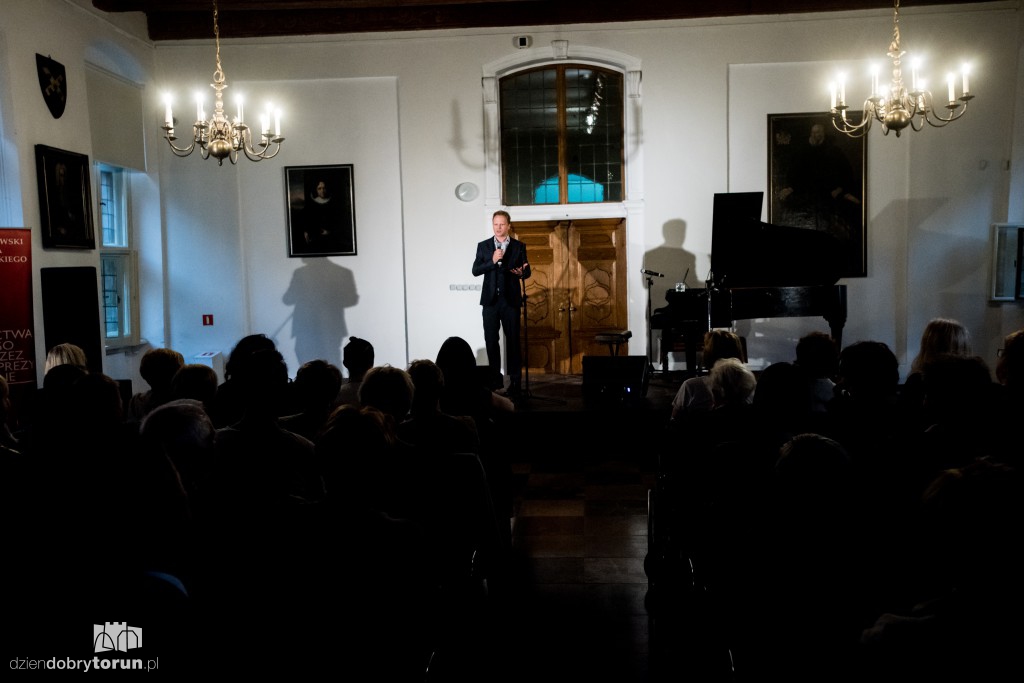 Maciej Stuhr na urodzinach Fundacji Platon