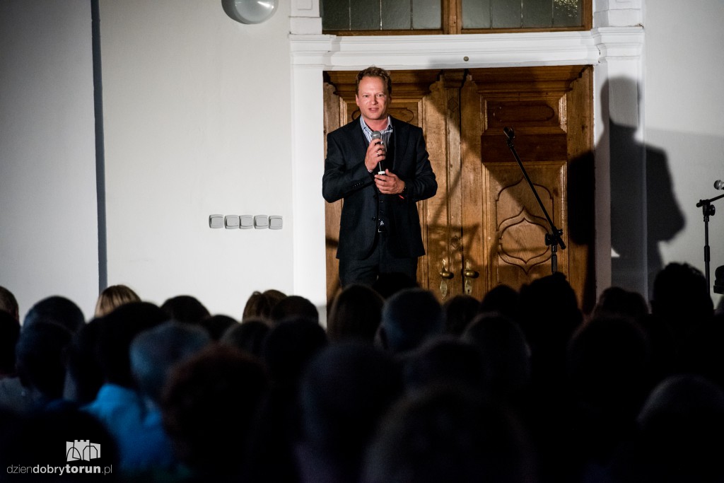 Maciej Stuhr na urodzinach Fundacji Platon