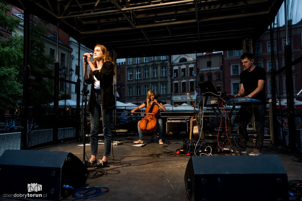 Blackberry Hill na scenie przed Dworem Artusa