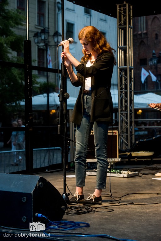 Blackberry Hill na scenie przed Dworem Artusa