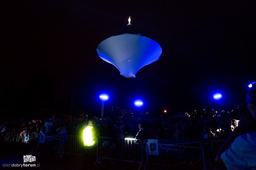 Koncert na scenie, show nad sceną!