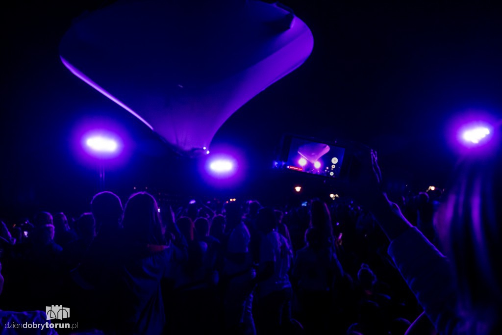 Koncert na scenie, show nad sceną!