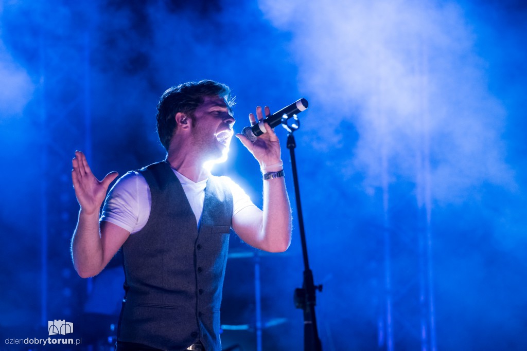 Koncert na scenie, show nad sceną!