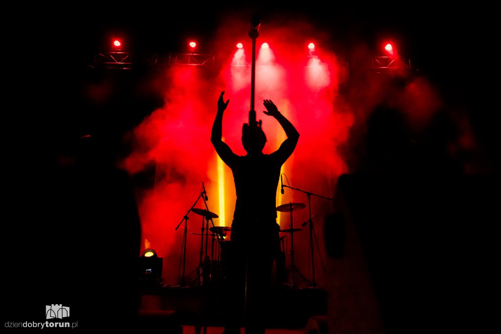 Koncert na scenie, show nad sceną!