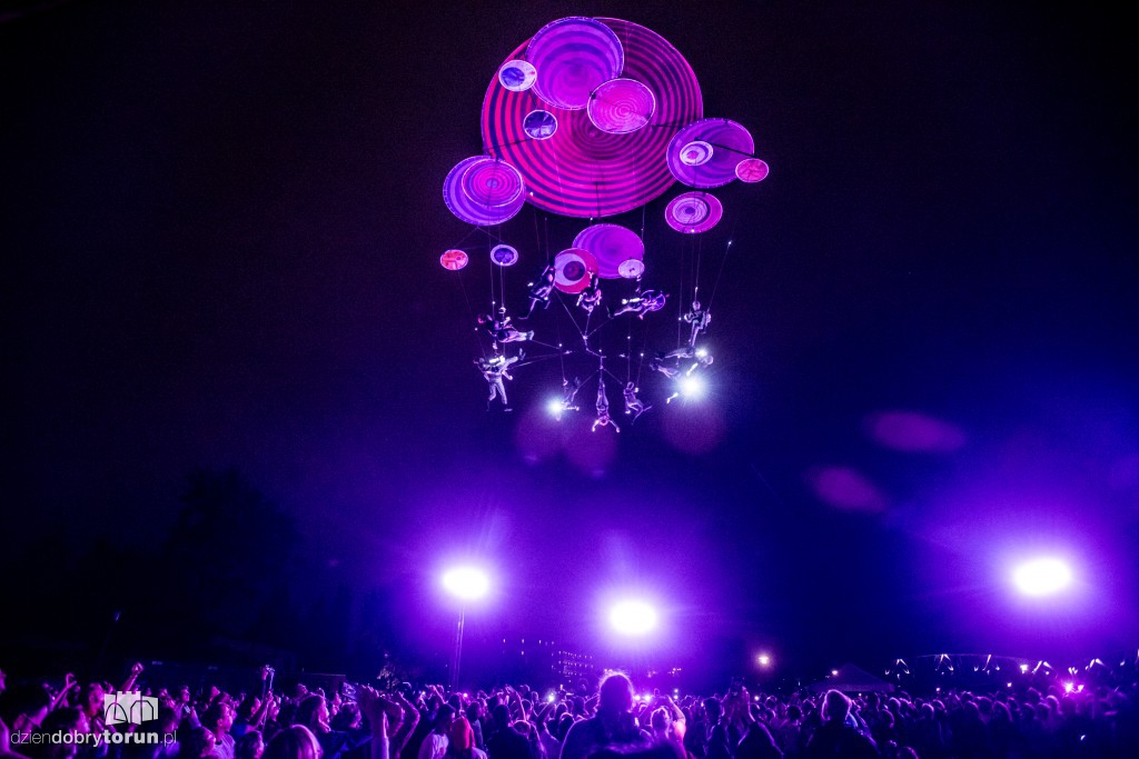 Koncert na scenie, show nad sceną!