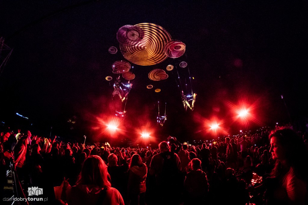 Koncert na scenie, show nad sceną!