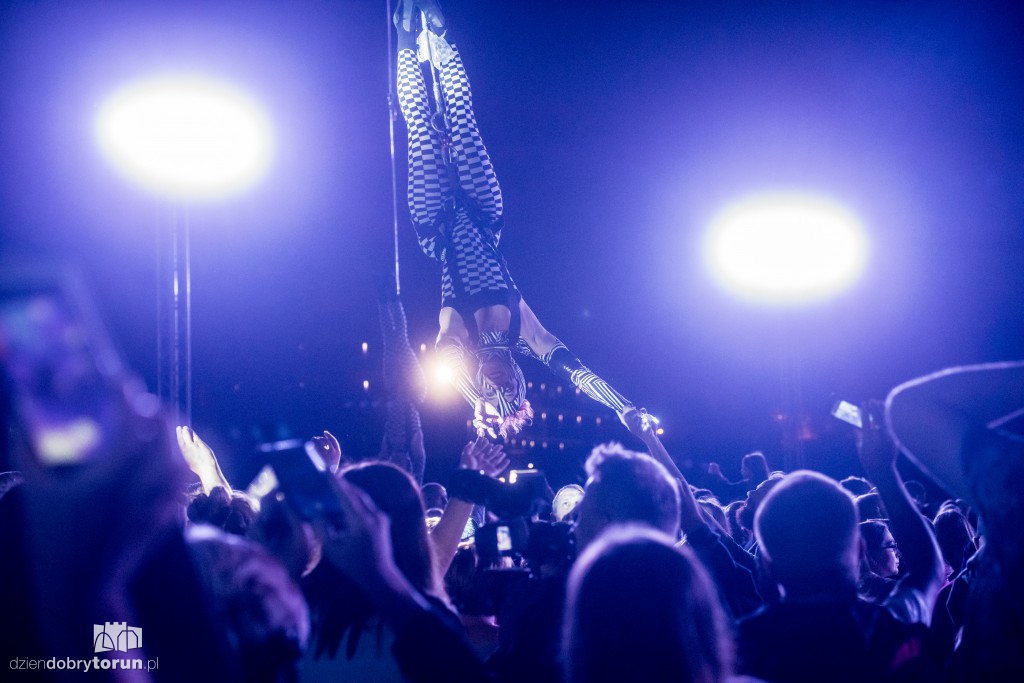 Koncert na scenie, show nad sceną!