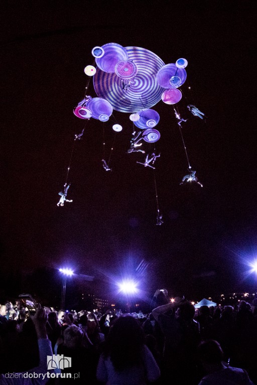 Koncert na scenie, show nad sceną!