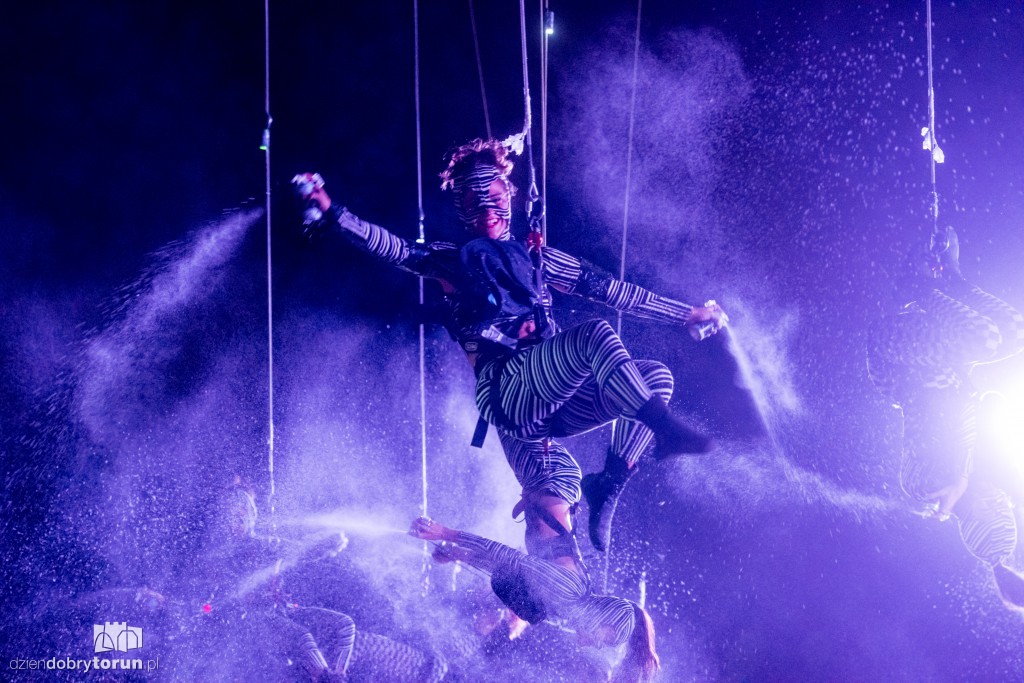 Koncert na scenie, show nad sceną!