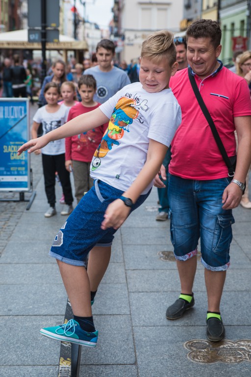 Pokazy linoskoczków na Starym Rynku