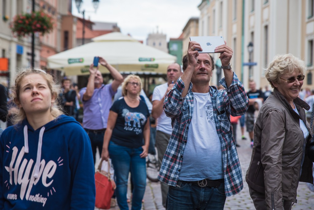 Pokazy linoskoczków na Starym Rynku