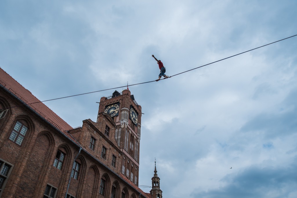Pokazy linoskoczków na Starym Rynku