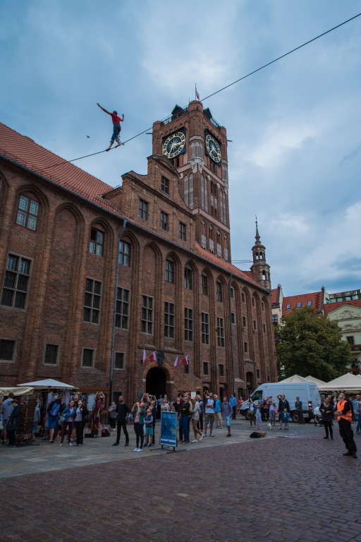 Pokazy linoskoczków na Starym Rynku