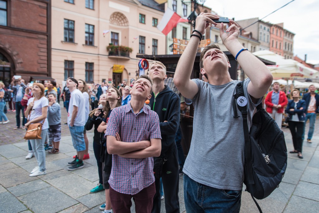Pokazy linoskoczków na Starym Rynku
