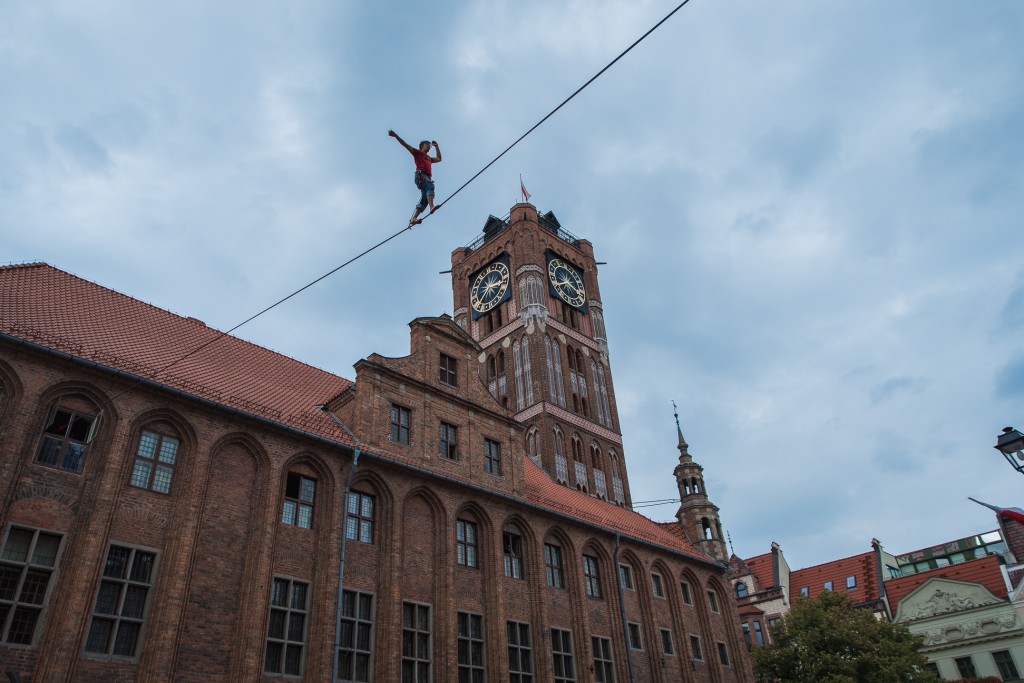 Pokazy linoskoczków na Starym Rynku