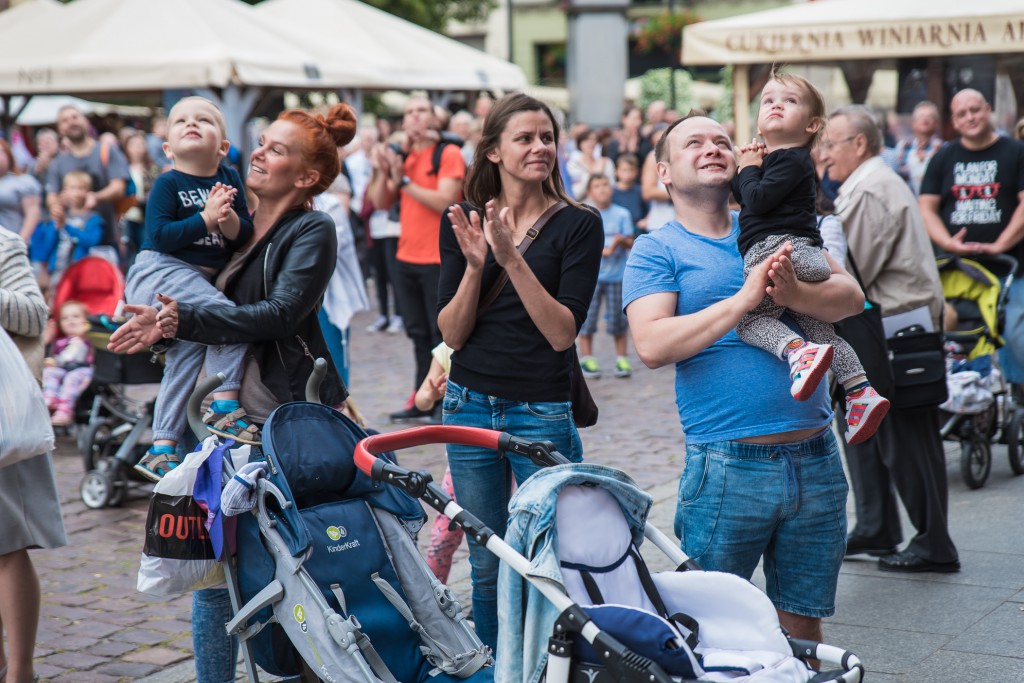 Pokazy linoskoczków na Starym Rynku