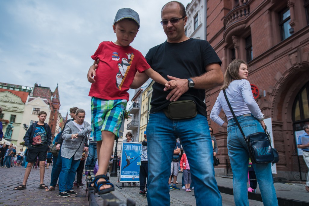 Pokazy linoskoczków na Starym Rynku