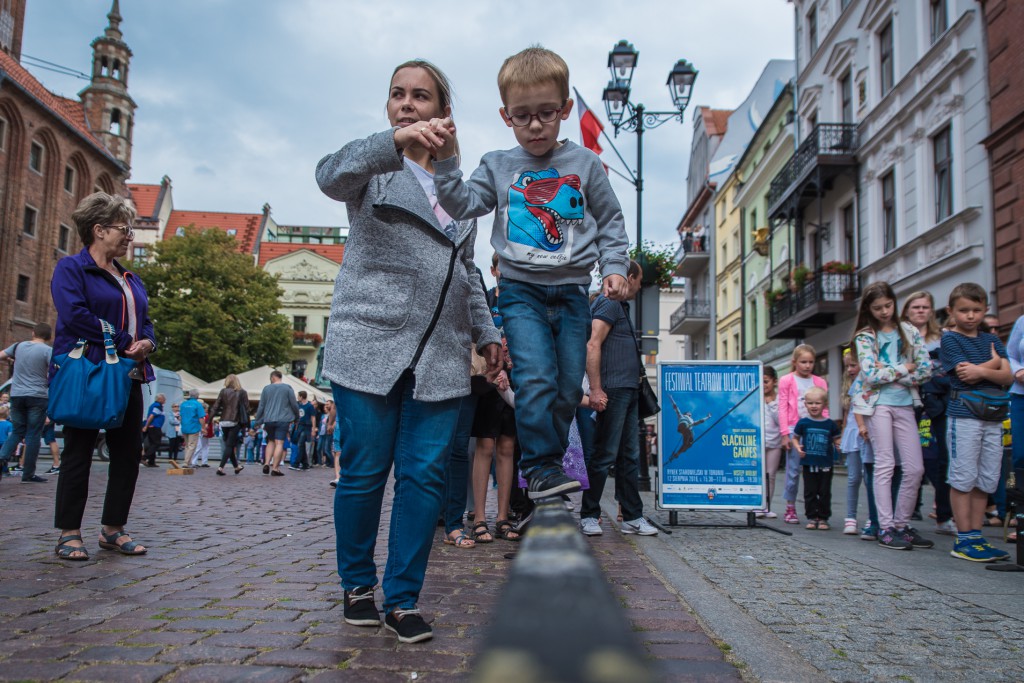 Pokazy linoskoczków na Starym Rynku