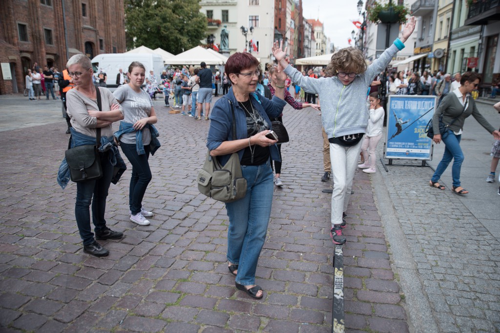 Pokazy linoskoczków na Starym Rynku