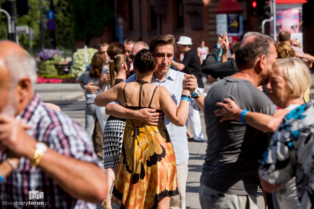 Zatańczyli tango przed teatrem