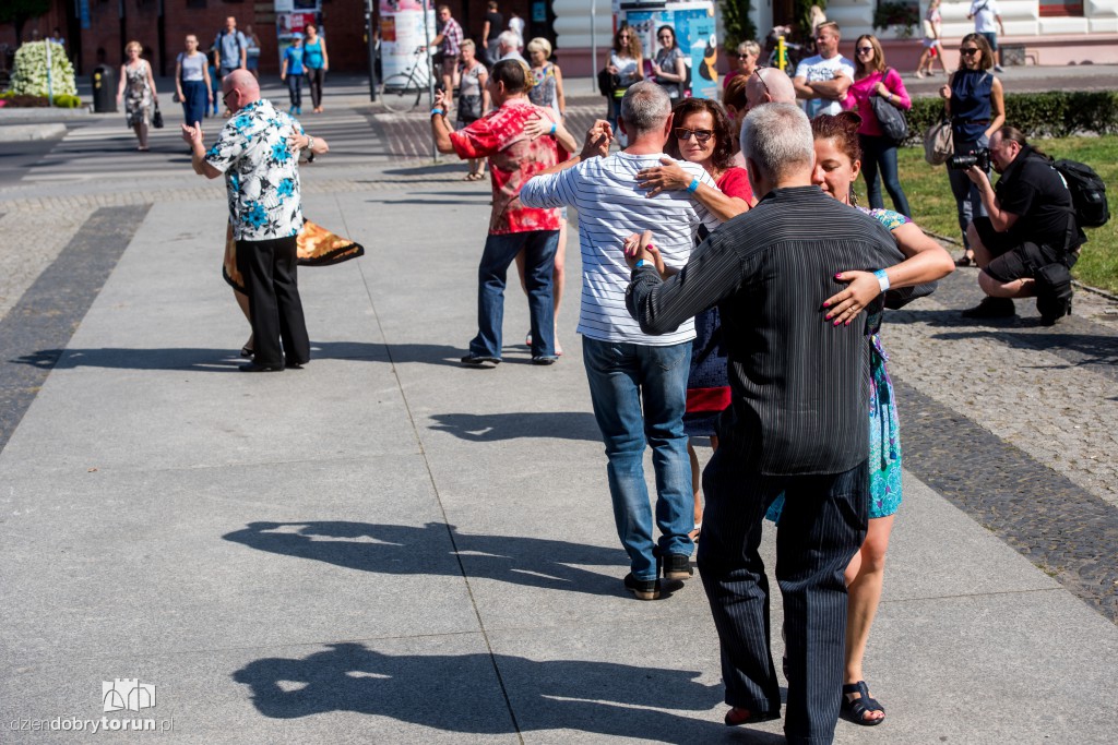 Zatańczyli tango przed teatrem