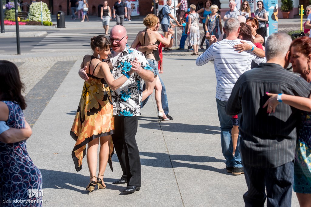 Zatańczyli tango przed teatrem