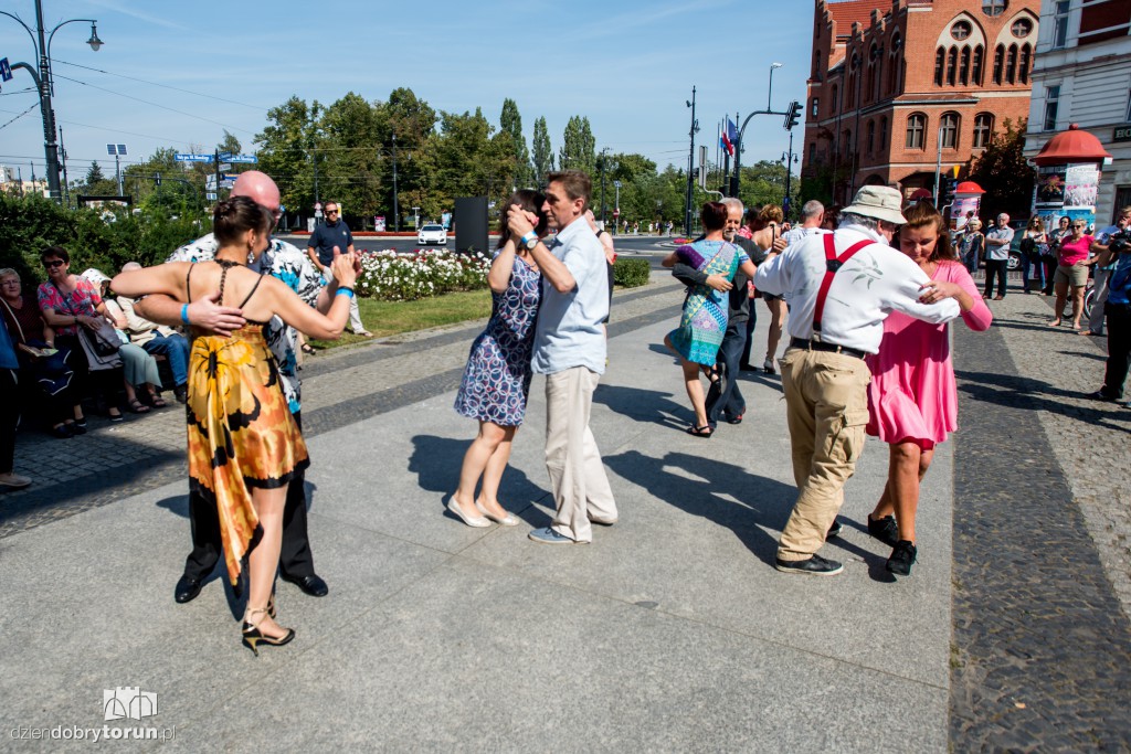 Zatańczyli tango przed teatrem