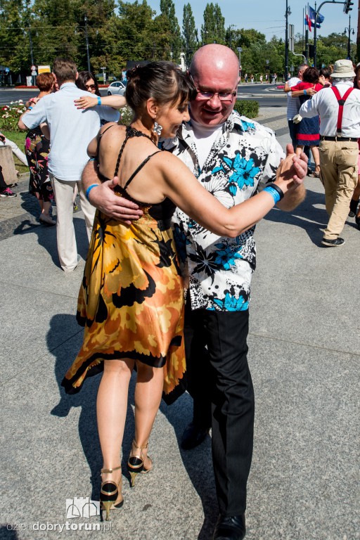 Zatańczyli tango przed teatrem