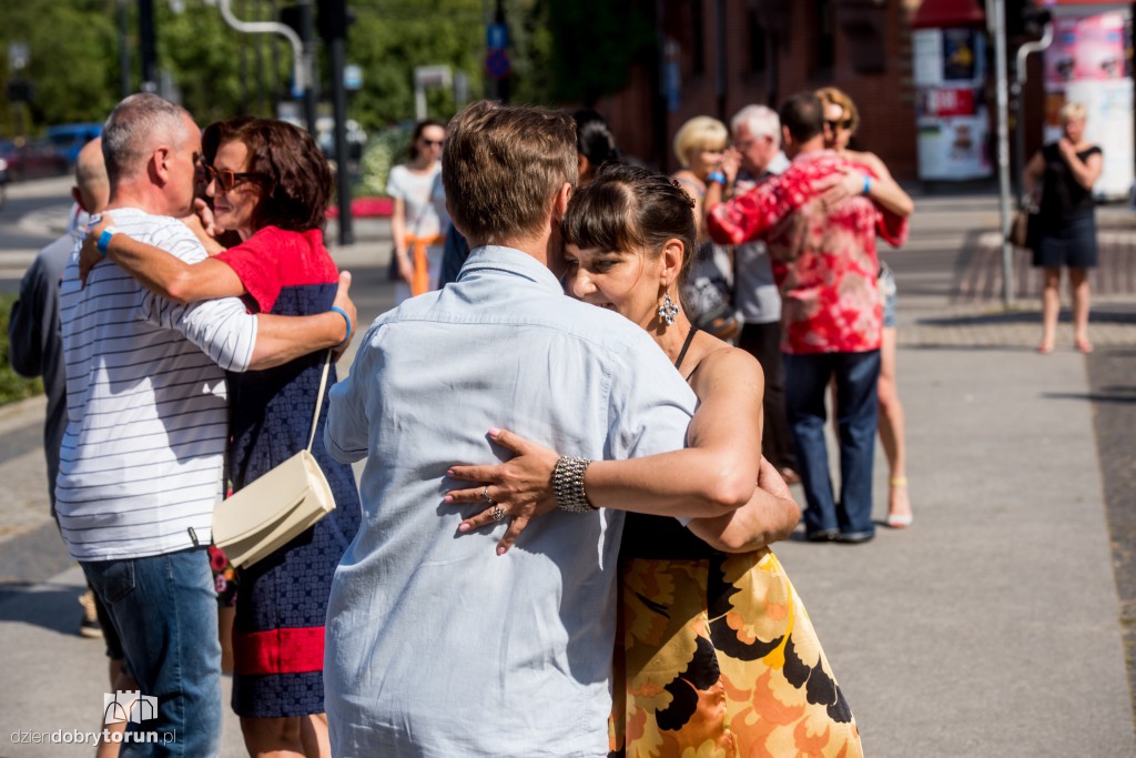 Zatańczyli tango przed teatrem