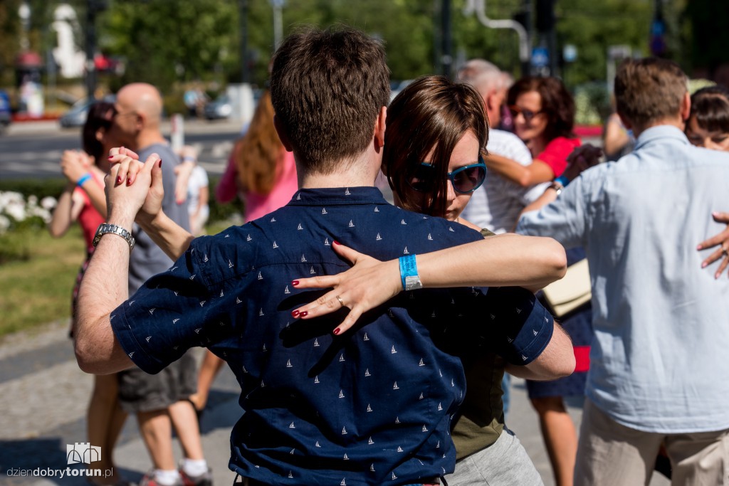 Zatańczyli tango przed teatrem