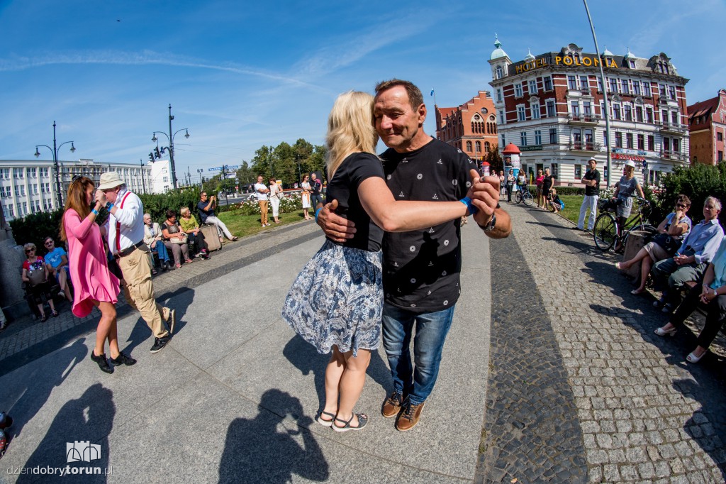 Zatańczyli tango przed teatrem