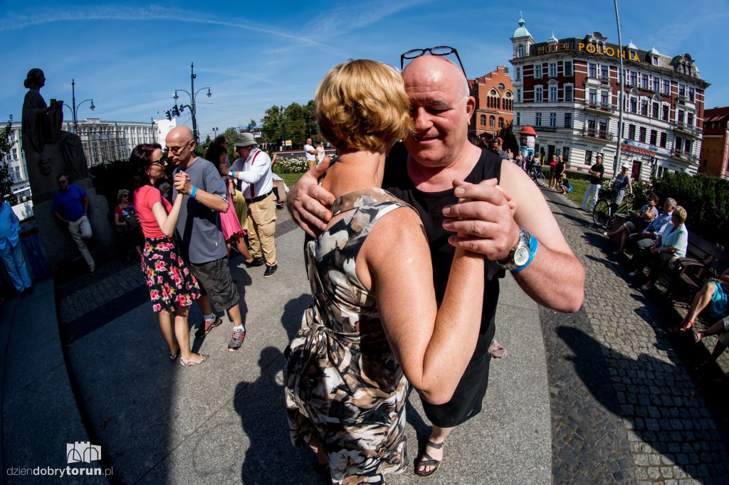 Zatańczyli tango przed teatrem