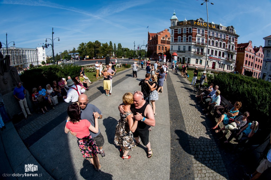 Zatańczyli tango przed teatrem