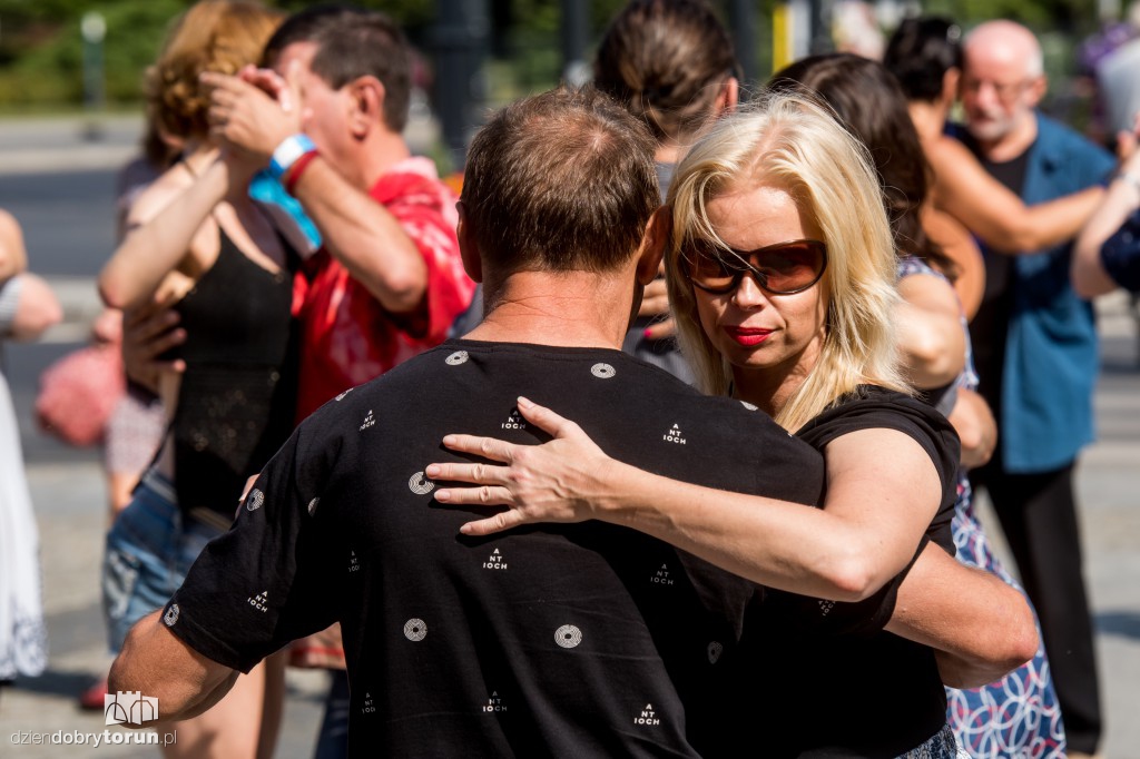 Zatańczyli tango przed teatrem