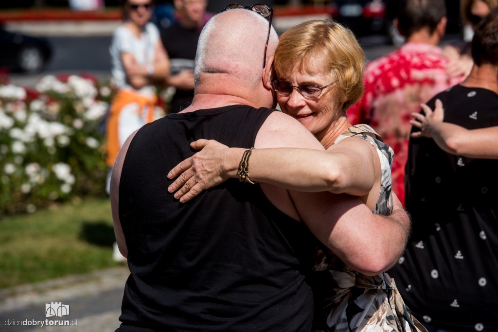 Zatańczyli tango przed teatrem