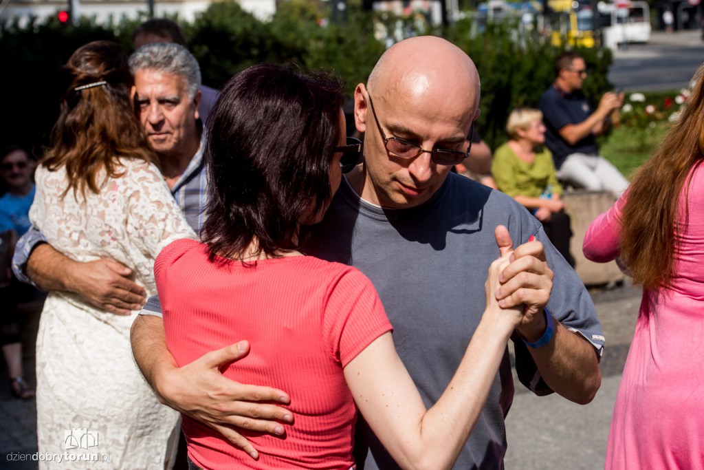 Zatańczyli tango przed teatrem
