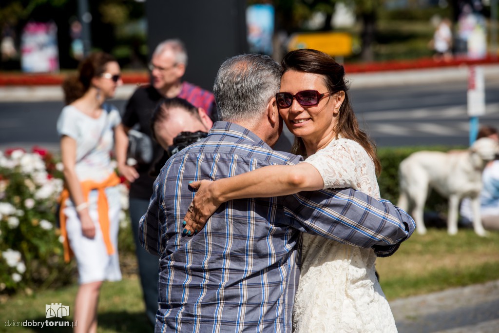 Zatańczyli tango przed teatrem