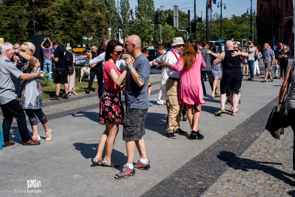 Zatańczyli tango przed teatrem
